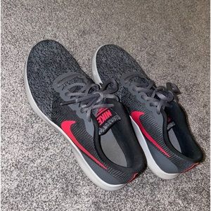 Nike Women’s grey and pink tennis shoes